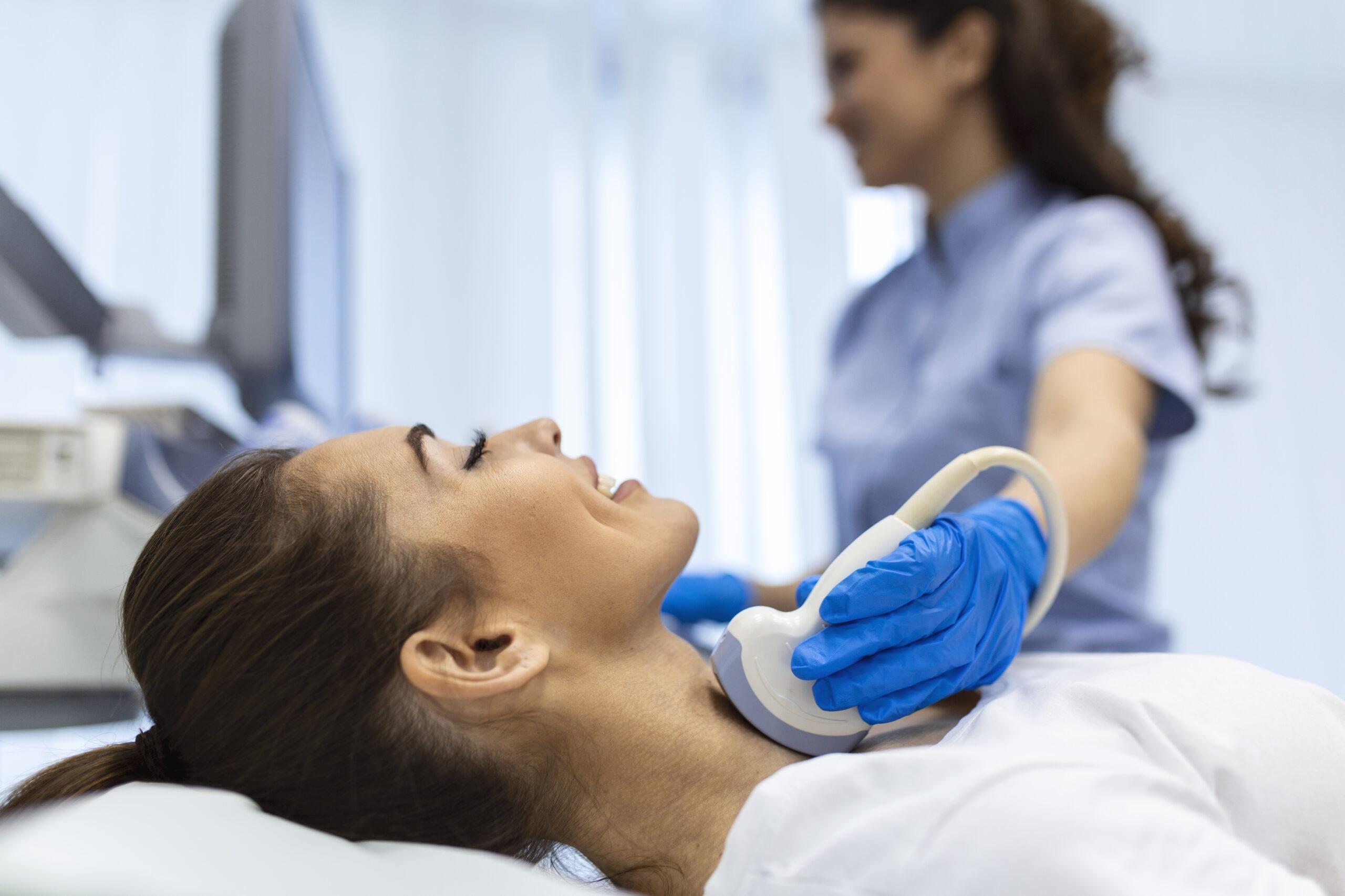 Ce este hipotiroidismul explicat clar și empatic
Semne și simptome frecvente de urmărit
Cauze comune și factorii care pot favoriza afecțiunea
Când este momentul să consulți un medic specialist
Diagnostic pe scurt modalități de evaluare și confirmare
Tratamente convenționale și abordări medicale uzuale
Măsuri naturale complementare și atenții importante
Adaptări ale stilului de viață pentru susținere și prevenție