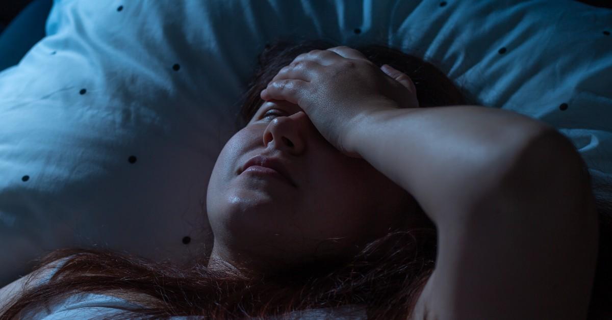 Definiția insomniei și aspecte esențiale
Semne și simptome comune ale insomniei
Cauze posibile și factori care o favorizează
Când e recomandat să consulți un specialist
Procesul de diagnostic în linii mari
Opțiuni terapeutice medicale uzuale
Remedii naturiste, limitări și precauții
Modificări ale stilului de viață pentru prevenire și gestionare