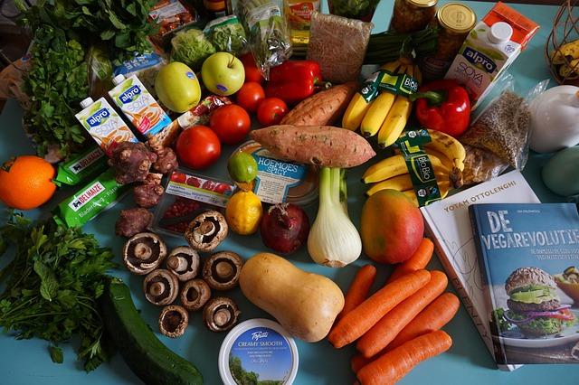 Alimentație echilibrată și hidratare pentru susținerea unei rutine naturiste